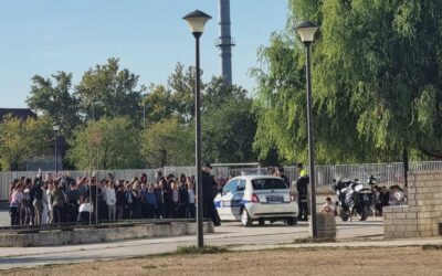 Полицајци у посети нашој школи поводом Дечје недеље
